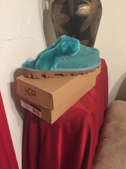 Uggs slippers size 7 wide