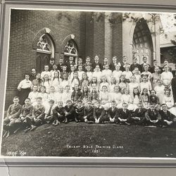 ANTIQUE 1920’S  PICTURE BIBLE CLASS  GREAT MUSEUM PIECE , GREAT MINT CONDITION PIECE 