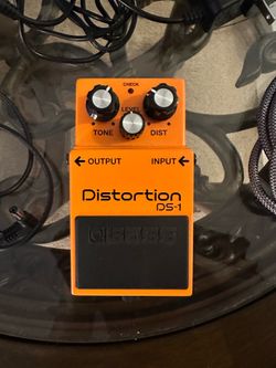 DS1 distortion pedal with accessories