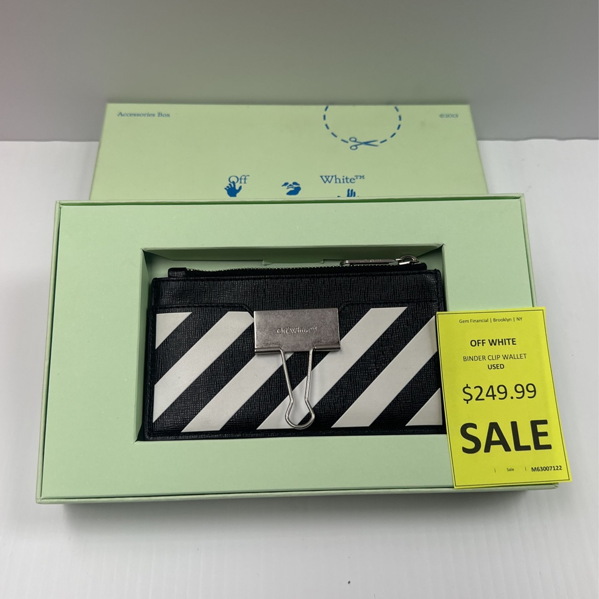Off-White Binder Clo Card Holder Wallet for Sale in Uniondale, NY - OfferUp