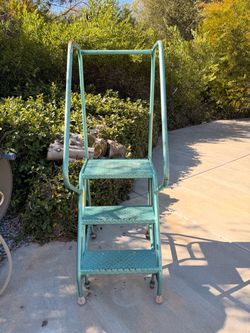 Rolling warehouse ladder