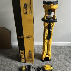 (open box)DEWALT 20V Tripod cordless powerful LED light