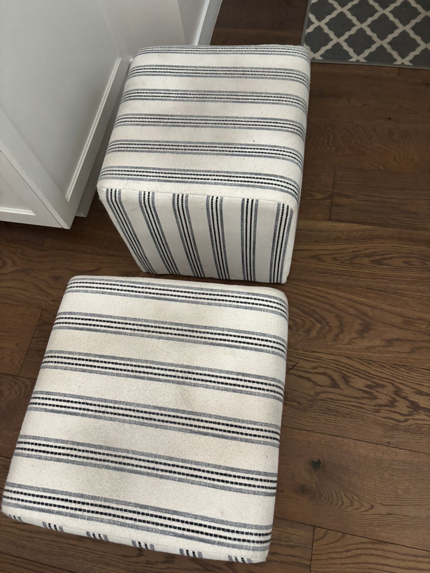 2 Ottomans - Excellent condition
