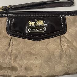 Coach wristlet, used good condition.