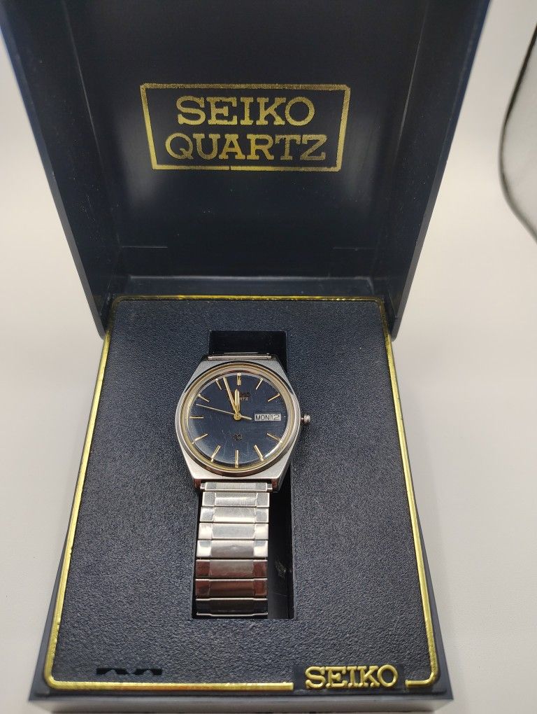 Vintage SEIKO 8123-7230 Day/Date Mens Quartz Watch Full Set Stainless Steel Band