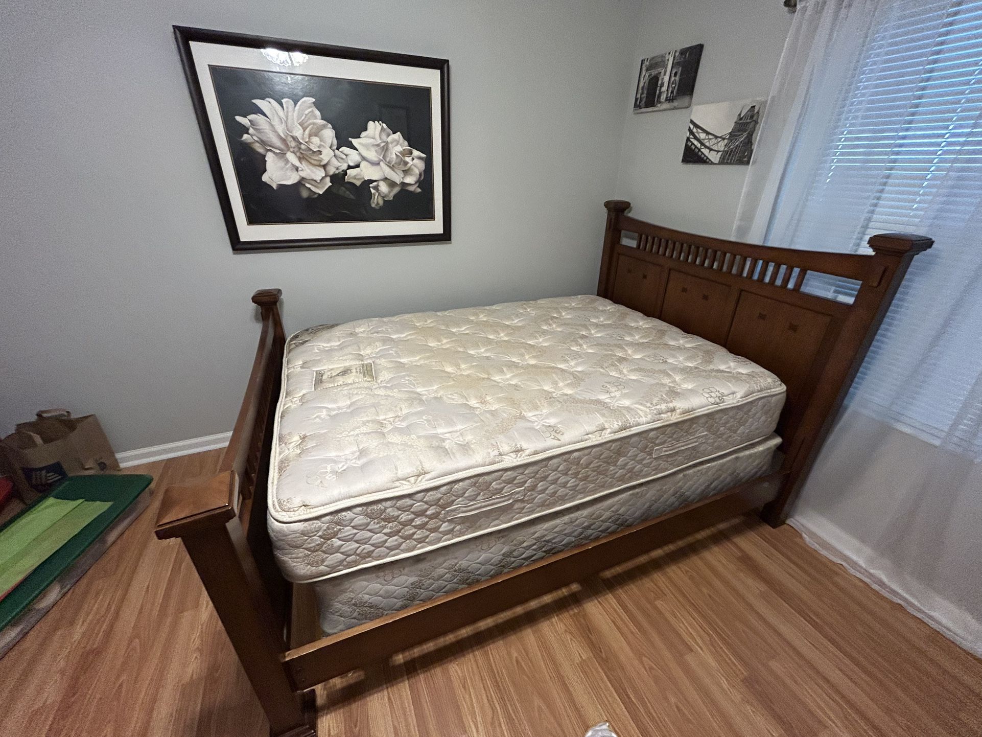 Rooms to go three-piece bedroom set