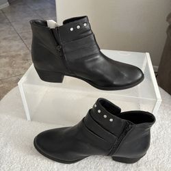 Boots Women’s Size.9.m