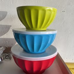 3-Piece Mixing Bowl Set with Lids – Like New