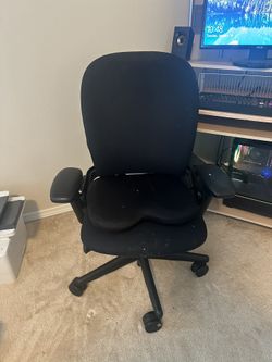 SteelCase Office Chair (Excellent Condition)