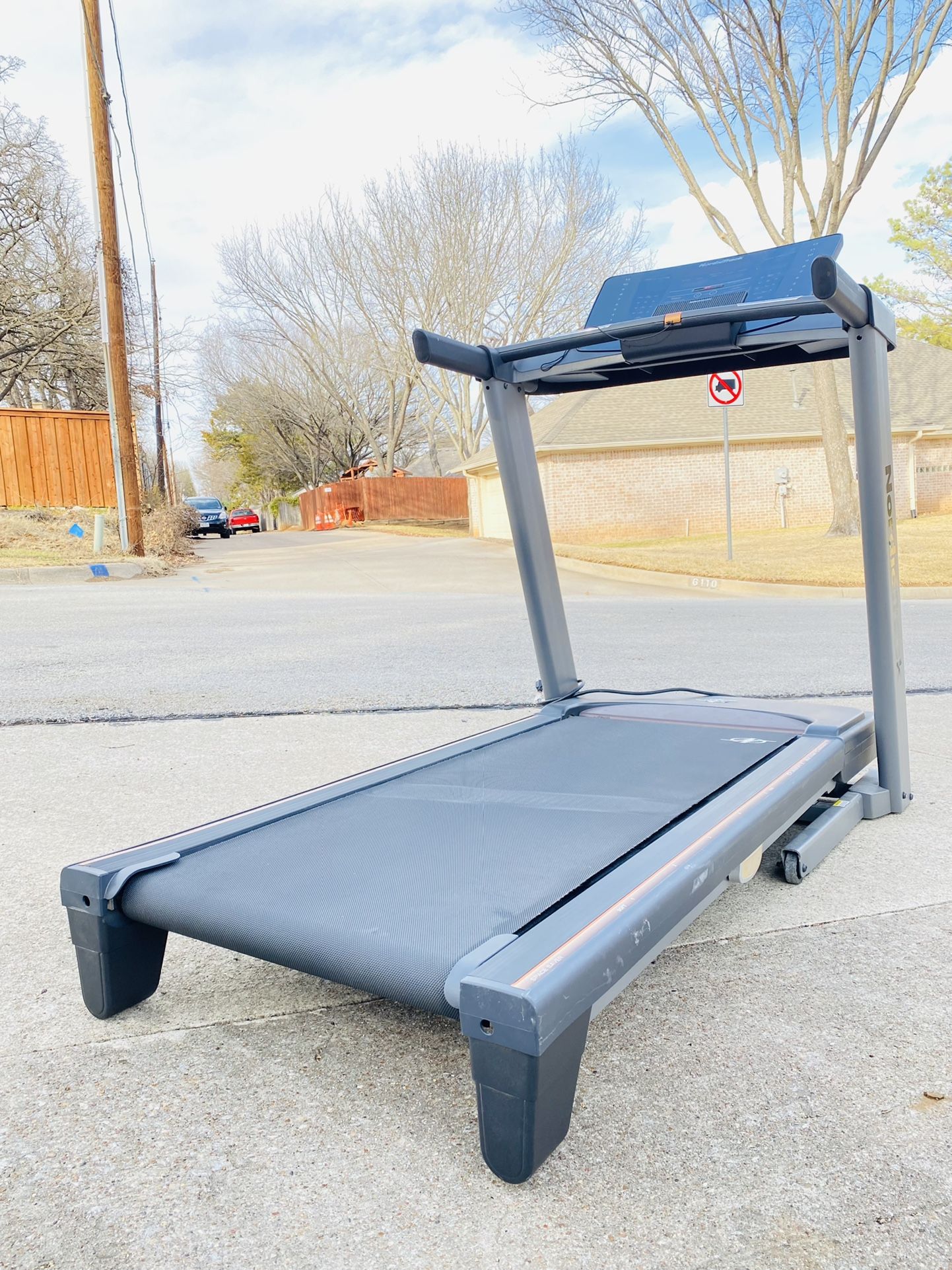 Nordictrack A2550 Treadmill With Incline