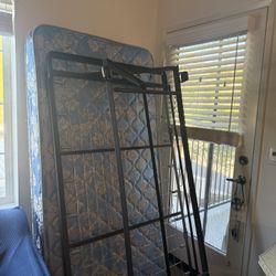 Twin DAYBED - Free (Must pickup ASAP)