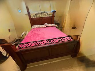 Queen bed and matresses