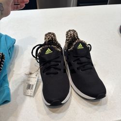 Adidas Cloud foam Women’s 8.5 NWT