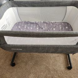 Mika Micky Baby Bassinet Bedside Sleeper Crib, mattress included