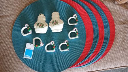Placemats Napkin Holders And Salt And Pepper Shakers Christmas 