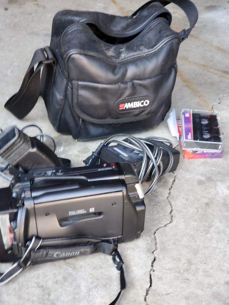 Cannon Video Camcorder w/Case Accessories