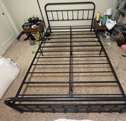 Queen, metal bedframe!!