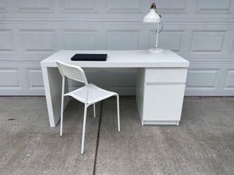 Ikea malm desk with chair and lamp