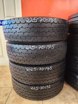 225 70R 19.5 HANKOOK SMART FLEX DH35 TIRES 2257019.5 USED TIRES (SET)