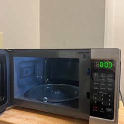 700 Watt Tabletop Microwave 