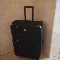 Large 28" Expandable Spinner Luggage (Front Pocket Zipper Is Broken)
