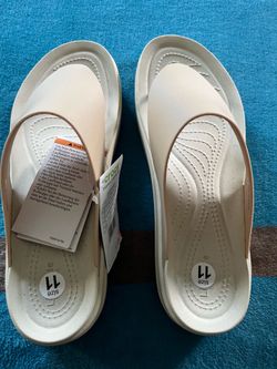 NEW Crocs Brooklyn Metallic Flip Platform Sandals – Women’s Size 11