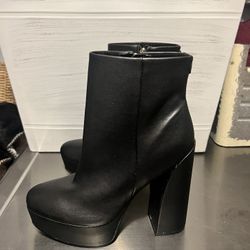 Guess Platform Boots Size 9 Never Worn 