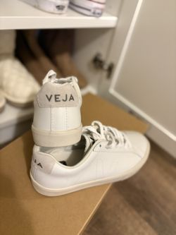 Veja womens size 5