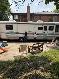 House 🏠 House ON Wheels🛞/QUEEN, SIZE BED/ONE FULL SIZE BED AND ONE TWIN BED/KITCHEN AND BATHROOM/SHOWER 30 K ORIGINAL MILES