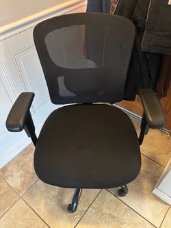 Wide seat office chair