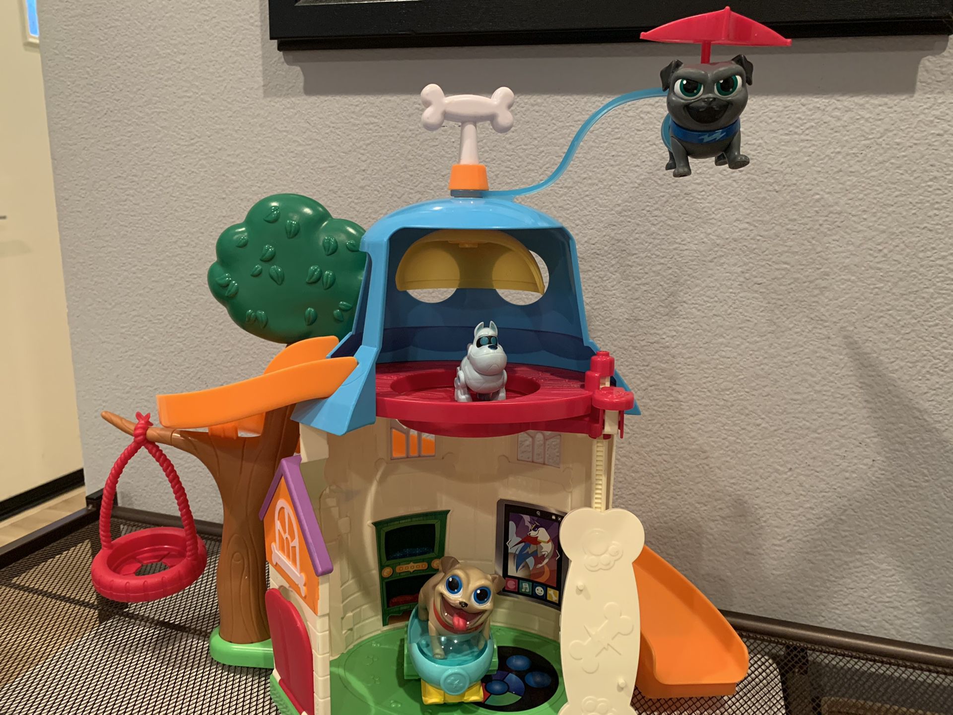 Puppy dog pals play house