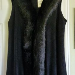 Women's faux fur trim vest