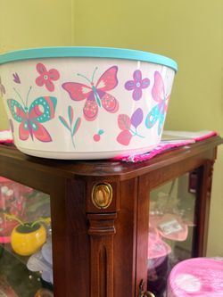 Hermoso tazón Tupperware de mariposas