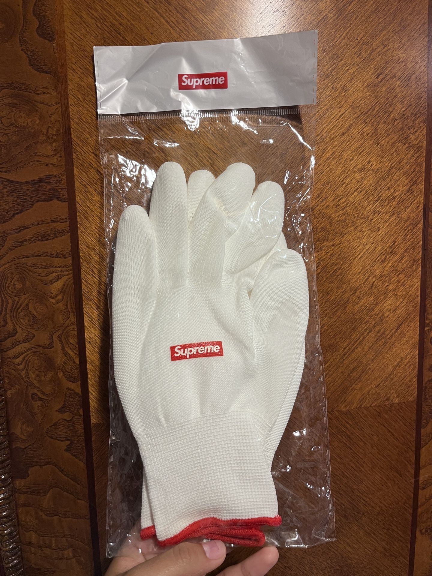 Brand New Supreme Glove 100% authentic