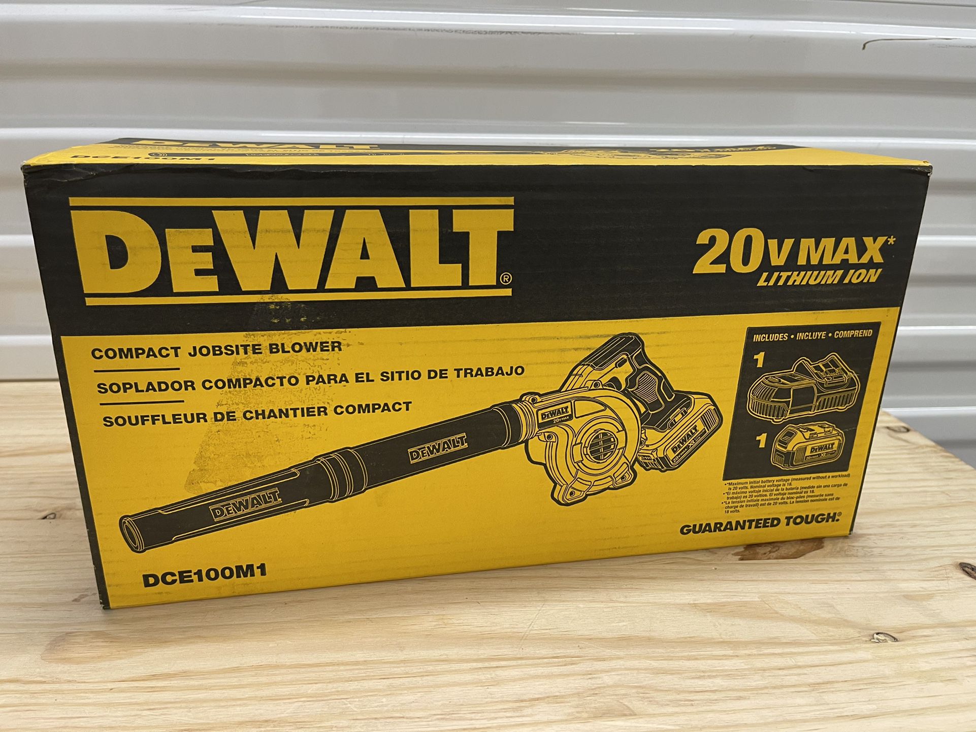 Dewalt DCE100M1 20V MAX Compact Jobsite Blower Kit