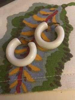 (JE26BB)Vintage White Lucite Hoop Dress Clip On Earrings