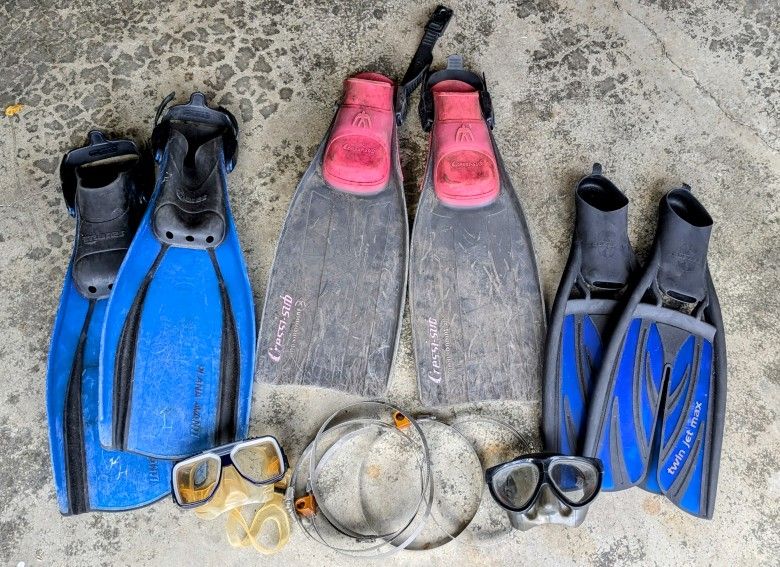 2 Pairs Fins ( Mares) & 2 Masks