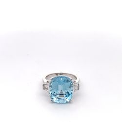 14k White Gold 8.88ct Aquamarine 0.27ct Baguette Diamond Ring