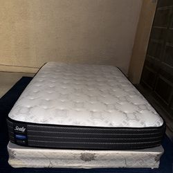 Full Sized Sealy Mattress + Box Spring (Delivery Available)