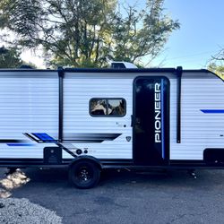 2025 Heartland Pioneer 17BH – Ultra Light Travel Trailer (Immaculate)