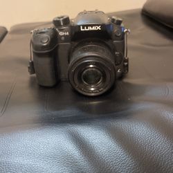 LUMIX Panasonic Gh4 400$