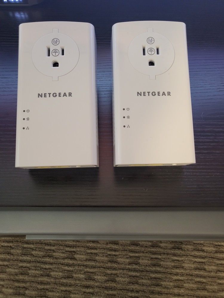 Four NETGEAR Powerline adapters 2000 Mbps Wall-plug 2 Gigabit Ethernet

