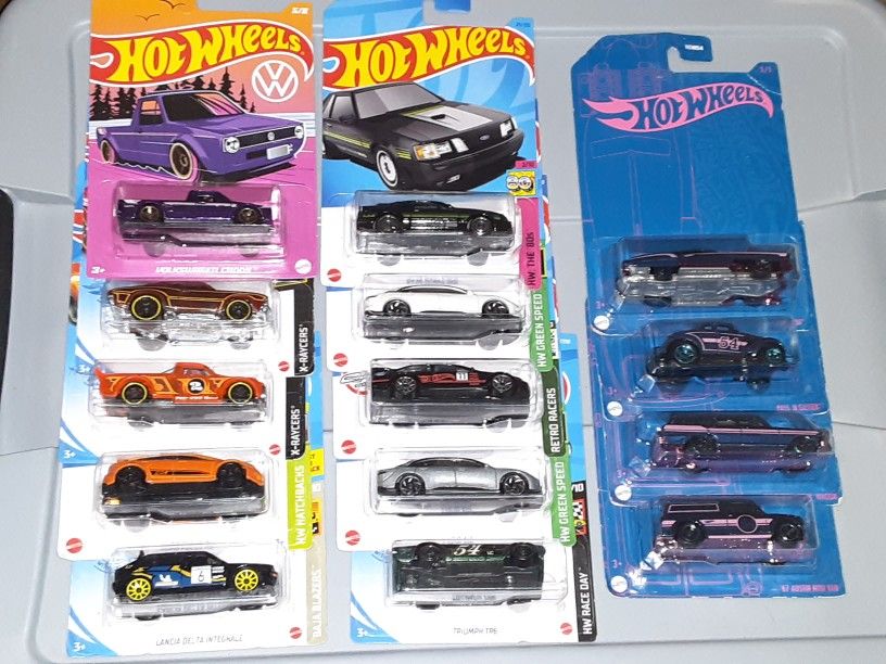 32 Hot Wheels Cars