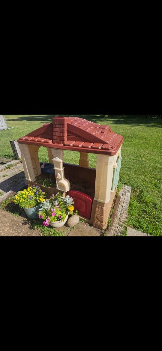 Kid's Step2 Outdoor Playhouse