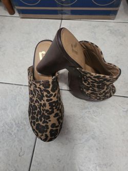 Beautiful  81/2 cheetah print 2 or 3 inch heel never worn that torn place is where I  took off tag
