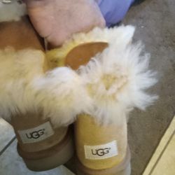 Like New Uggs Boots With The Fur Size 10