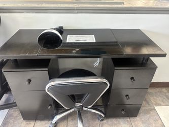 Nails table