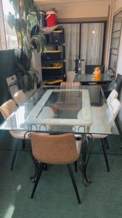 Glass dinning table with 6 chaires.. selling asap moving out