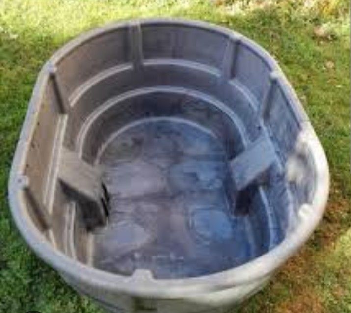 100 Gallon Rubbermaid Livestock  Water Tank