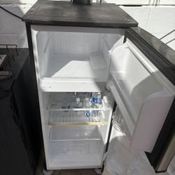 Magic Chef Small Refrigerator and Freezer 